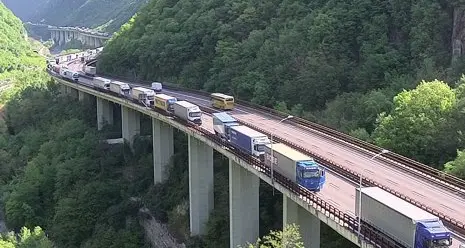 Camion tampona tir, un ferito lieve e lunghe code in A22 a Chiusa