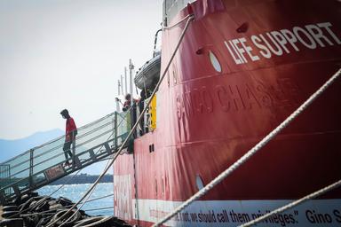 Nave di Emergency soccorre un'imbarcazione, 7 migranti morti