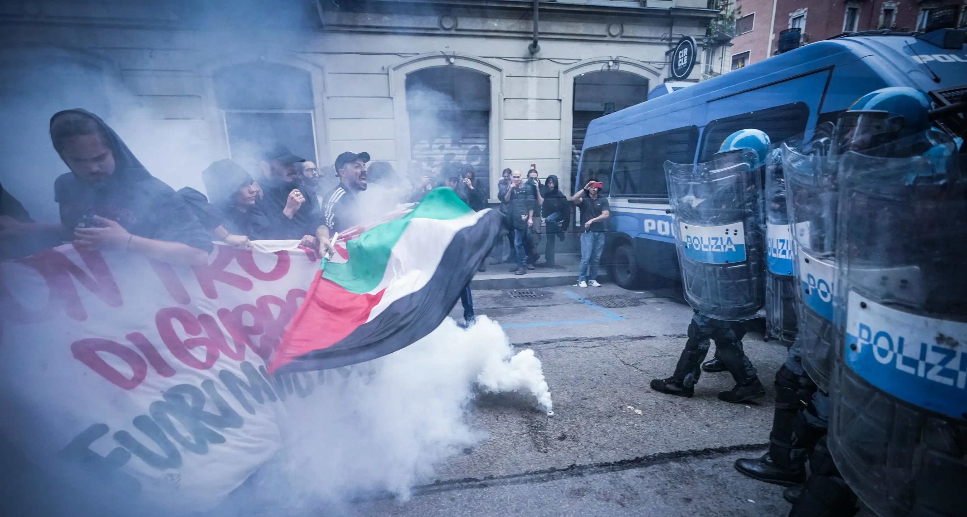G7: antagonisti armati di bastoni, polizia usa lacrimogeni
