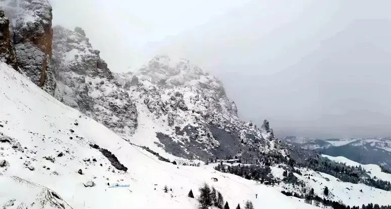 La neve è tornata in Alto Adige, chiusi passi Gardena e Sella