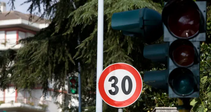 A Bolzano si viaggia a 40 km/h, ma controlli difficili. Fattor: «Valutiamo i 30 all’ora per strade senza ciclabile»