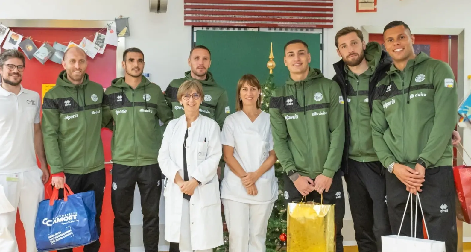 I calciatori del Südtirol in Pediatria per tifare con – e per – i piccoli pazienti