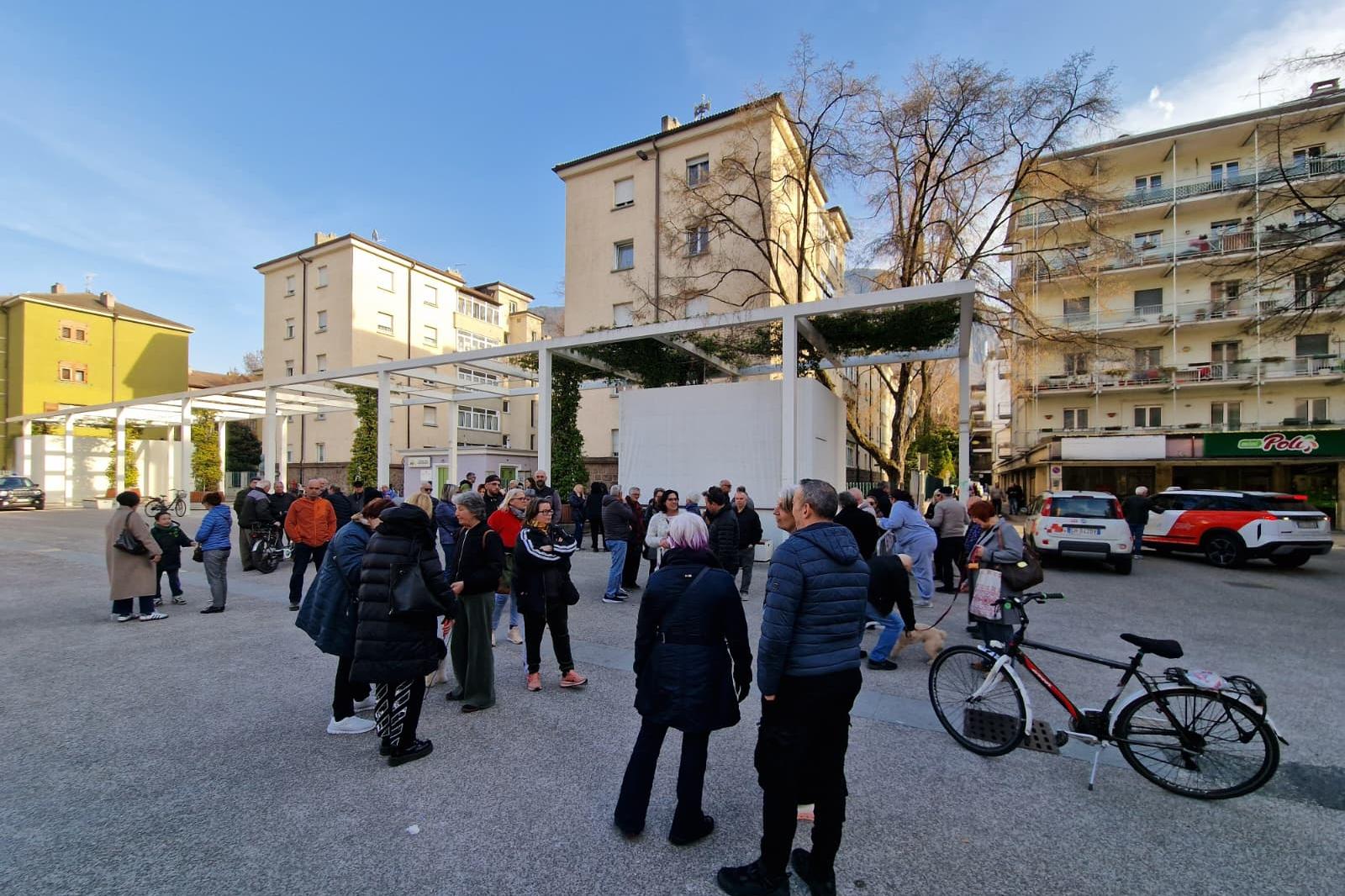 Via i basculanti dai garage Ipes: gli inquilini scendono in piazza per protesta