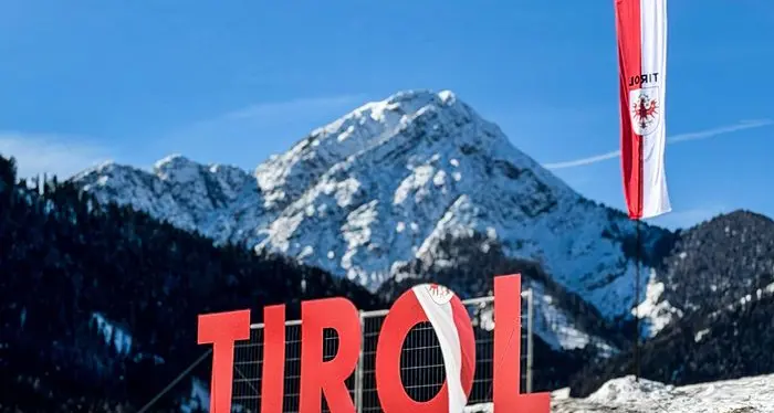 Galateo contro i cartelli “Tirol” e gli slogan: «Provocazioni gravi e irresponsabili»