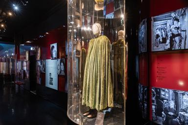 Da Il diavolo veste Prada 2 a Barbarella, a Cinecittà in mostra i costumi di scena