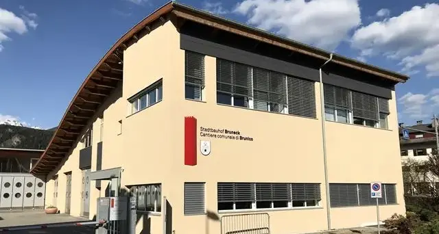 Fotovoltaico a Brunico: la giunta investe su tre edifici comunali