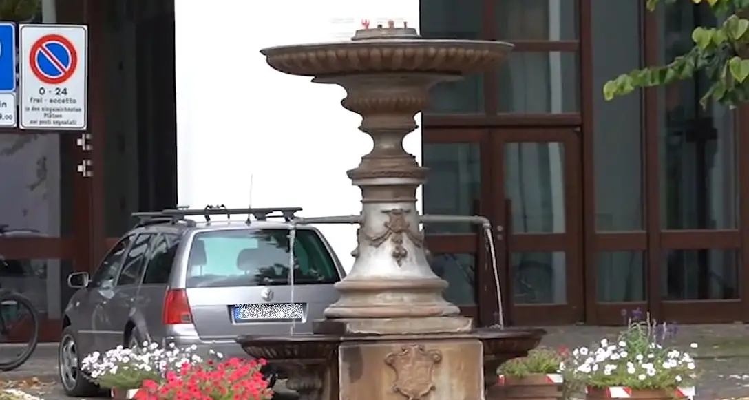 Candele e lacrime alla fontana di Glorenza per ricordare Leon Moser