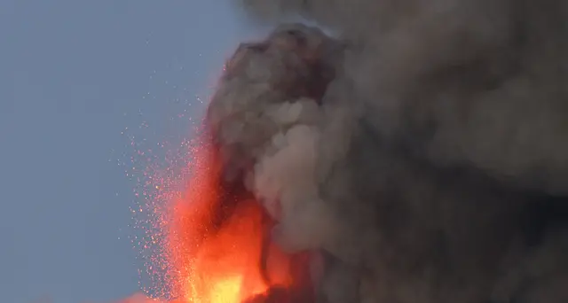Etna: Catania coperta da cenere lavica, ma aeroporto riapre