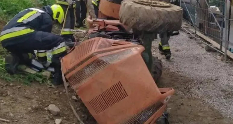 Precipita per 200 metri con il trattore, grave un contadino a Scena