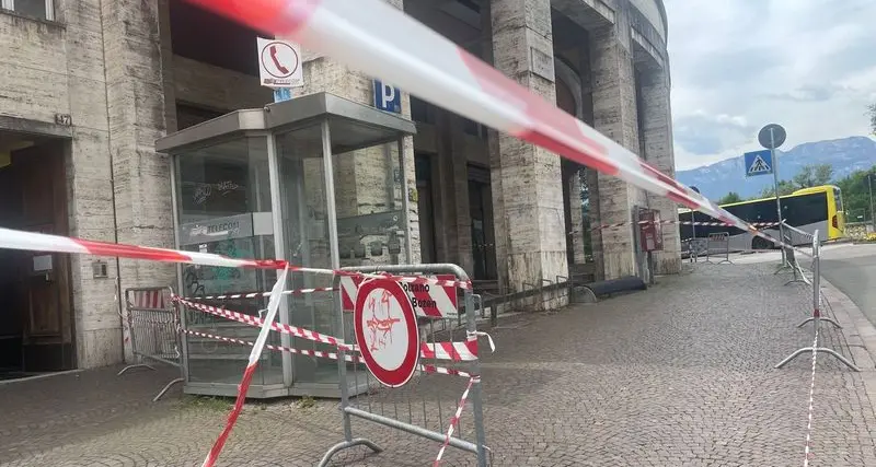 Edificio ex-Ina a ponte Talvera, si stacca il rivestimento: area transennata