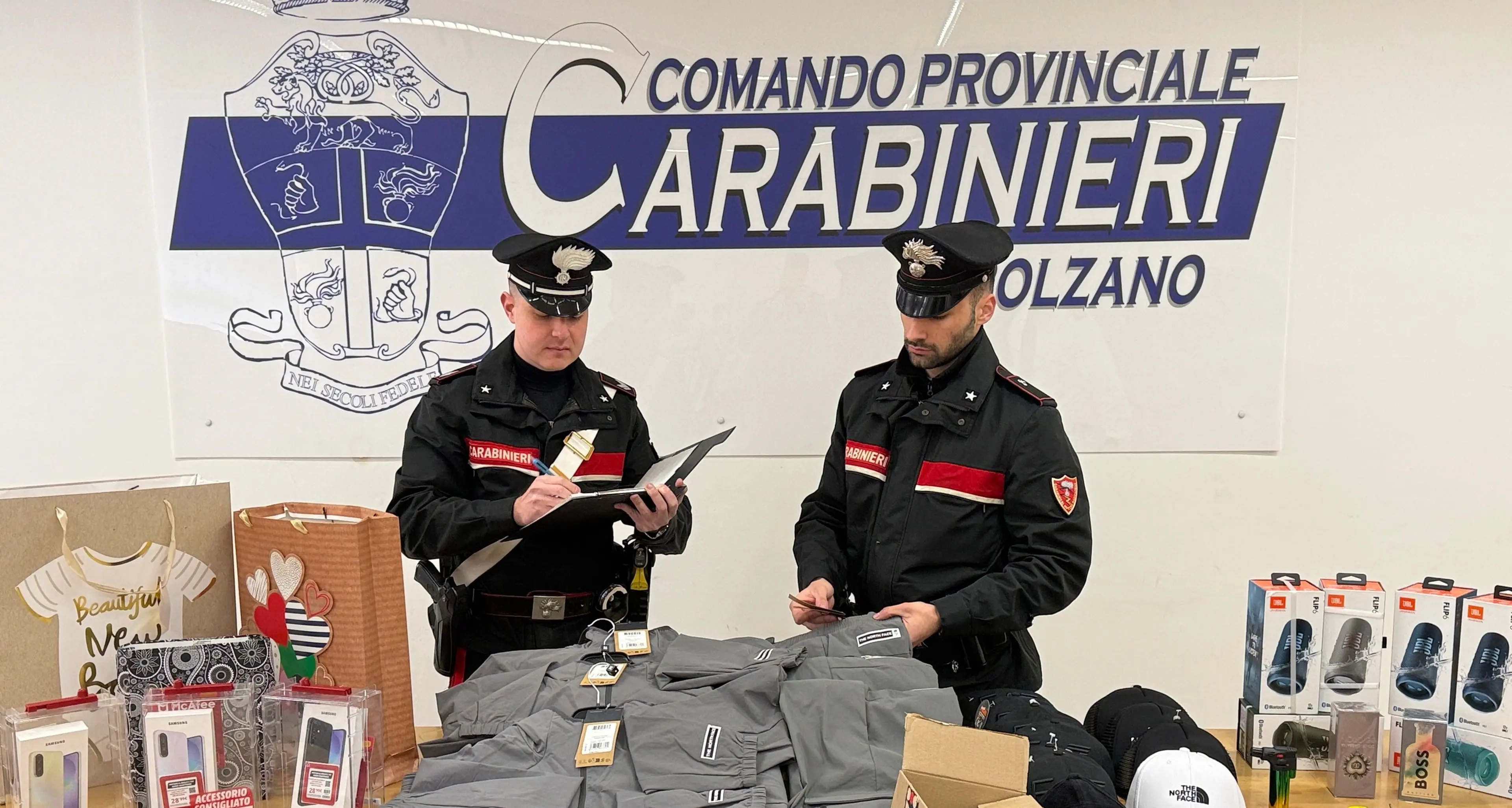Fermati per un controllo: in auto merce rubata per 3.200 euro