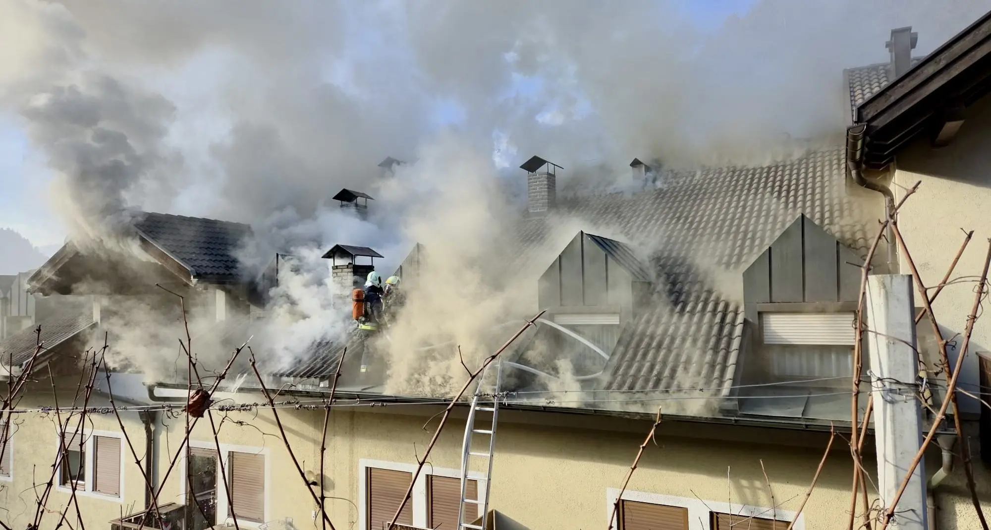 Fiamme e fumo nel cuore di Chiusa, rogo in un appartamento mansardato