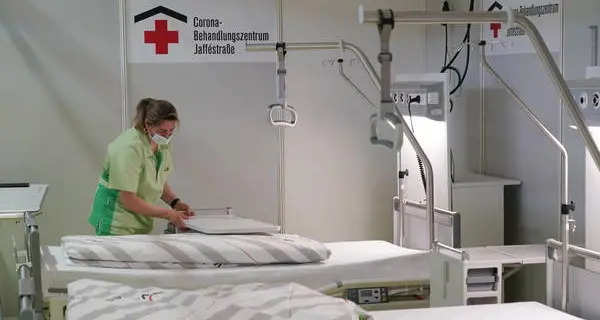 Contagi in aumento, in Alto Adige scatta l’allarme ospedali: tornano i reparti Covid e i rinvii degli interventi chirurgici