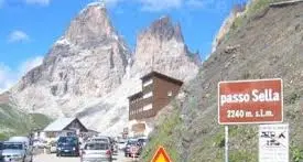 Passi chiusi alle auto, bocciata la mozione dei Verdi. Alfreider: «Non sarà facile»