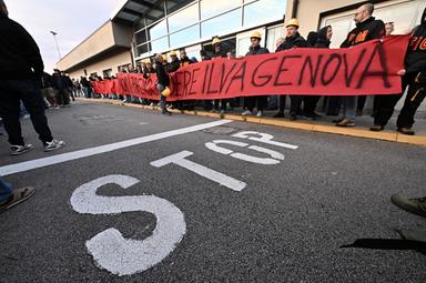 Lavoratori dell'ex Ilva di Cornigliano occupano l'aeroporto di Genova