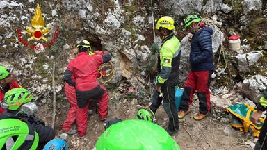 Frana in grotta Sardegna, si scava nel cunicolo dove c'è lo speleologo