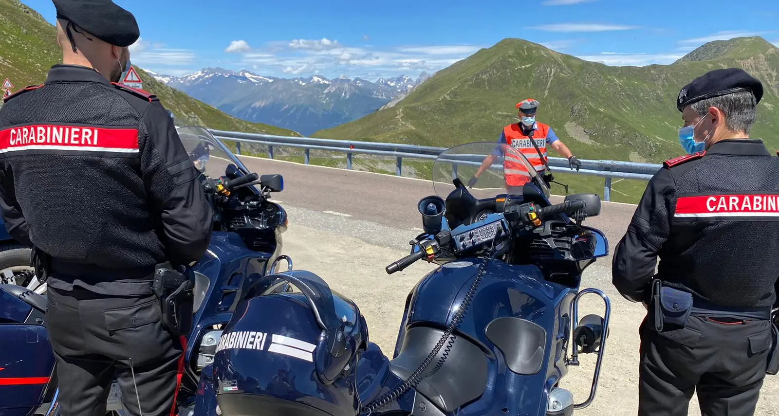 Controlli dei carabinieri sui passi alpini dell’Alto Adige: 13 multe. Motociclista sorpreso con il telefonino