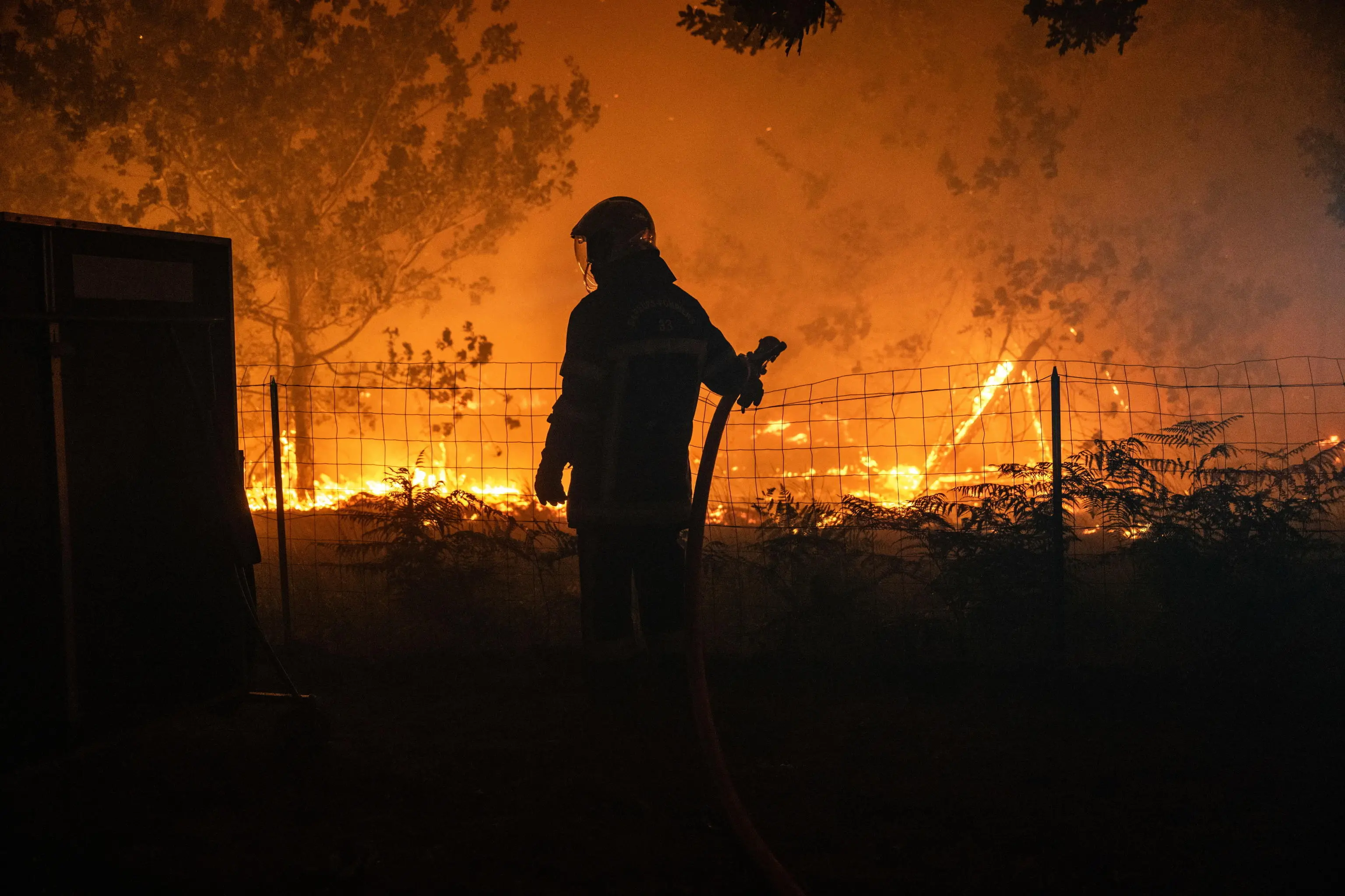 Parigi, 'incendi senza precedenti, da domani oltre 1000 militari sul terreno'