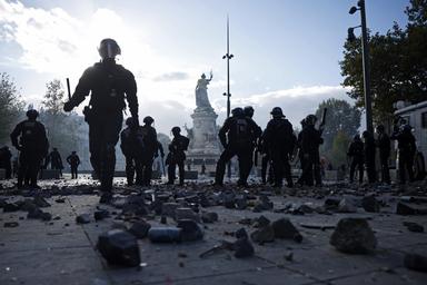 Questa notte coprifuoco a Parigi a Place de la Republique