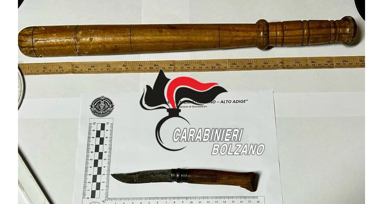 Giravano per Bronzolo armai di coltello e manganello di legno