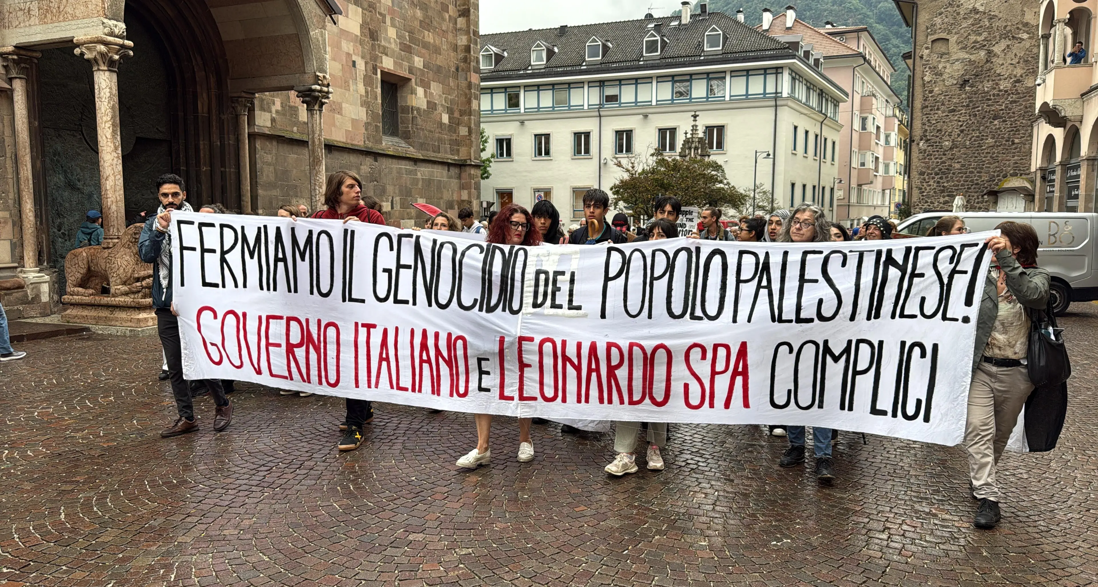 Anche Bolzano manifesta in solidarietà con il popolo palestinese: partito il corte da piazza Verdi