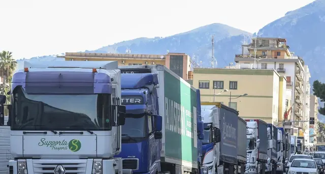 Caro carburante: Unatras,il 19 protesta tir in tutta Italia