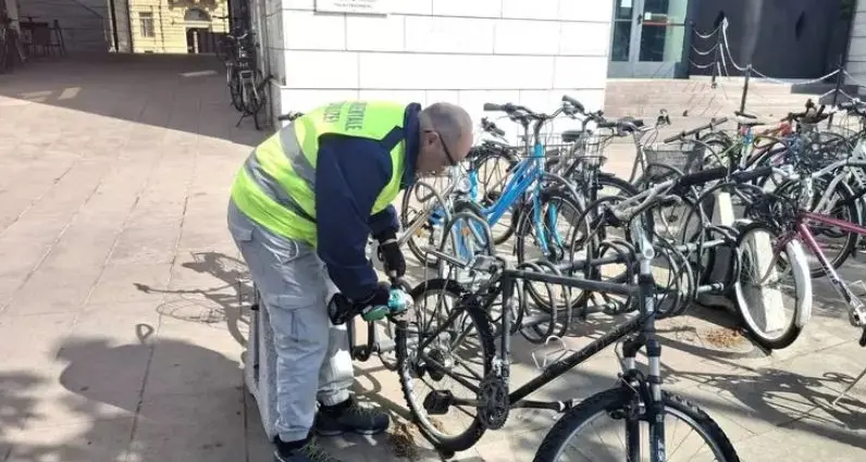 Bici abbandonate, il Comune di Bolzano raddoppia gli interventi per rimuovere le carcasse