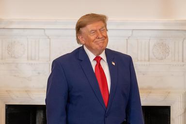 Trump, 'Iran pesantemente sconfitto, presto Hormuz territorio americano'