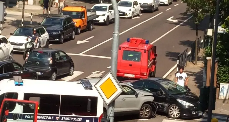 Bolzano, scontro tra due auto in viale Druso