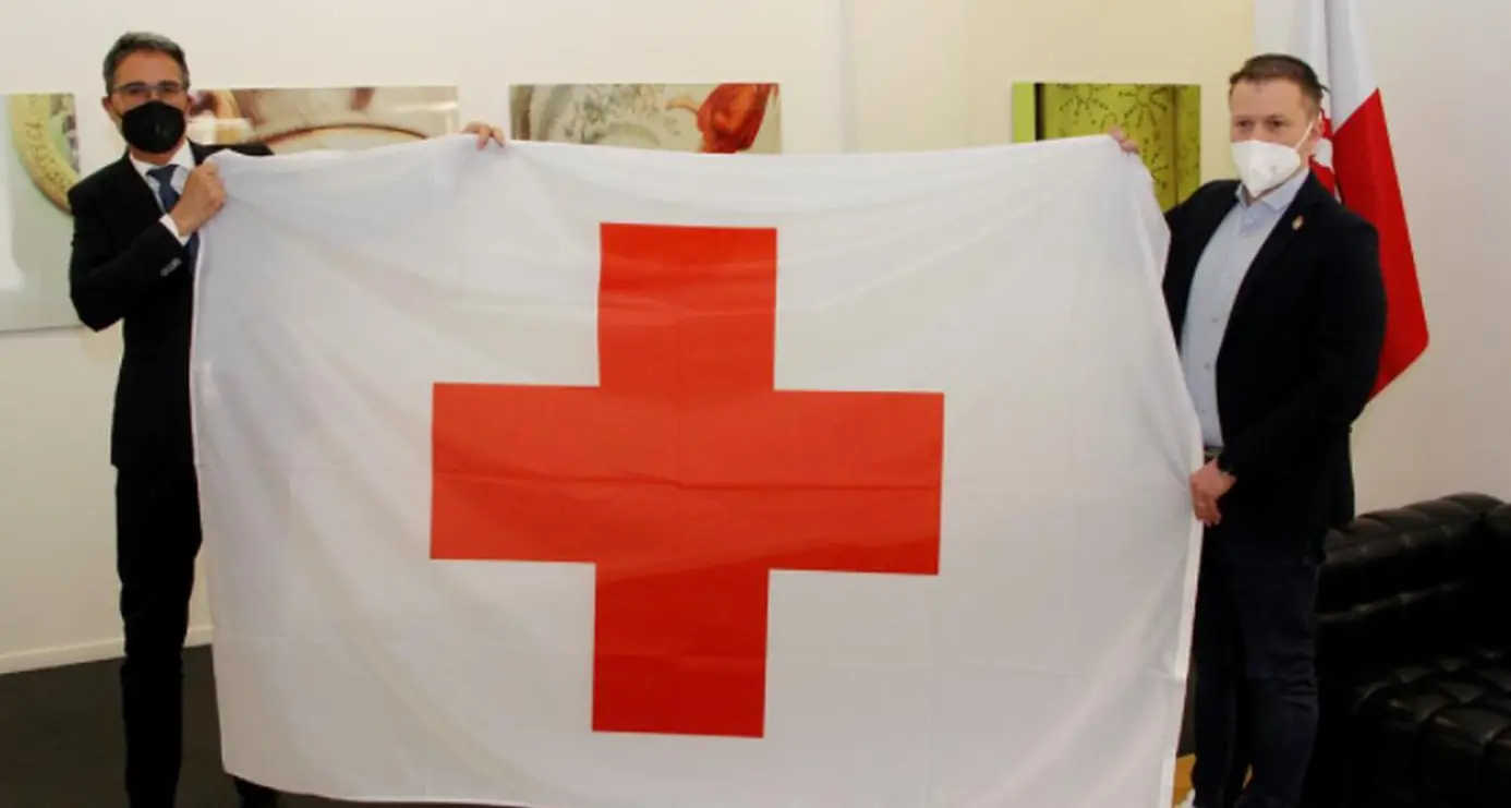 A Bolzano la bandiera della Croce Rossa sventola su Palazzo Widmann