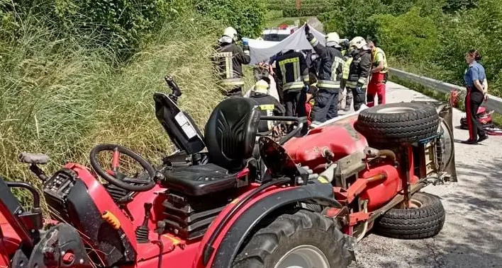 Termeno, trattore si rovescia: gravissimo agricoltore