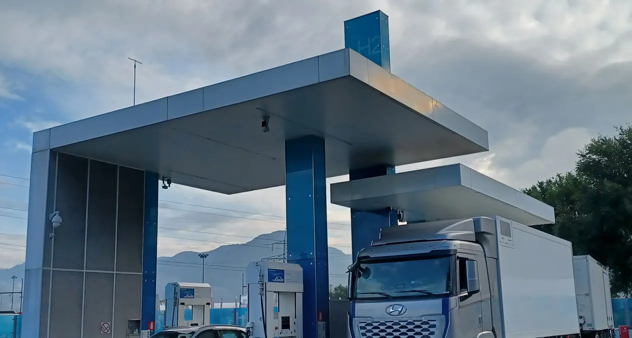 A Bolzano il primo rifornimento (a livello nazionale) di un tir a idrogeno