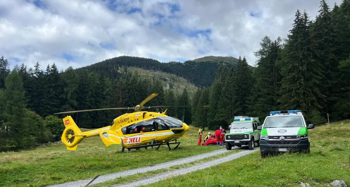 Val Venosta, grave infortunio sul lavoro: necessario l’elisoccorso