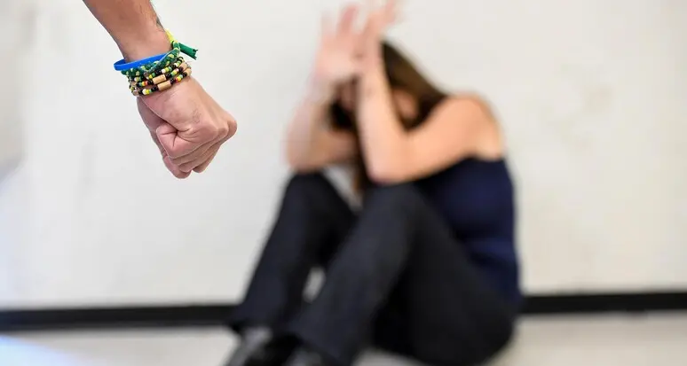 «Ammazzerò il tuo bambino davanti ai tuoi occhi», ex fidanzato condannato a 2 anni e 6 mesi