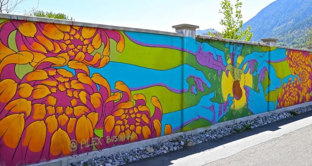 Maia Bassa diventa la via dei murales