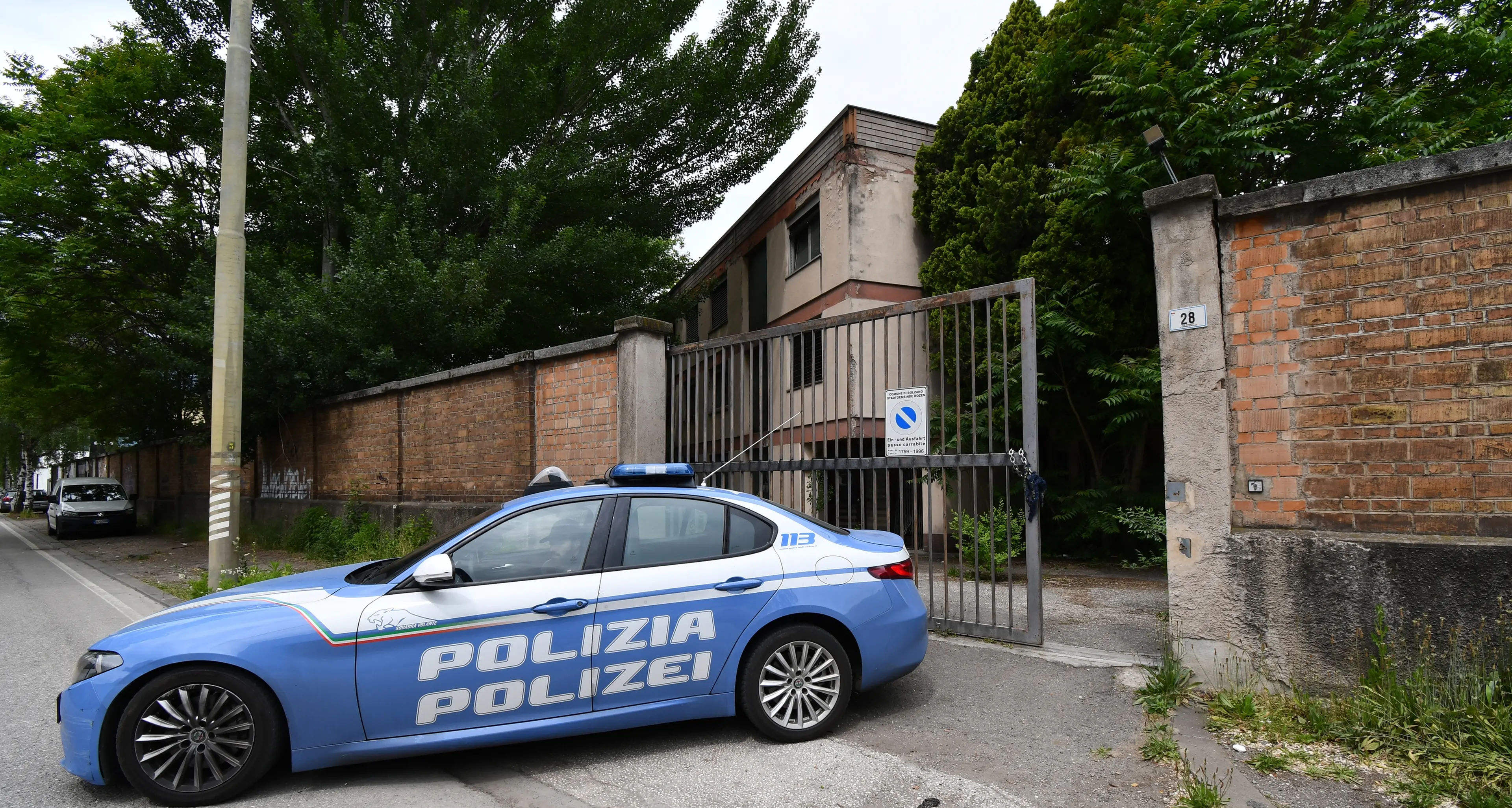Bolzano, sgomberato uno stabile abbandonato in via Grandi: all’interno 23 persone
