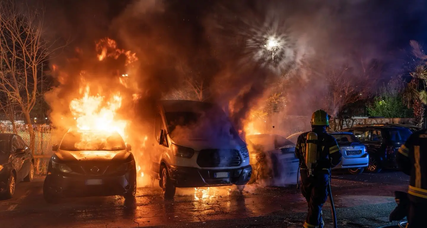 Sinigo, veicoli in fiamme in via Fermi: intervento dei vigili del fuoco