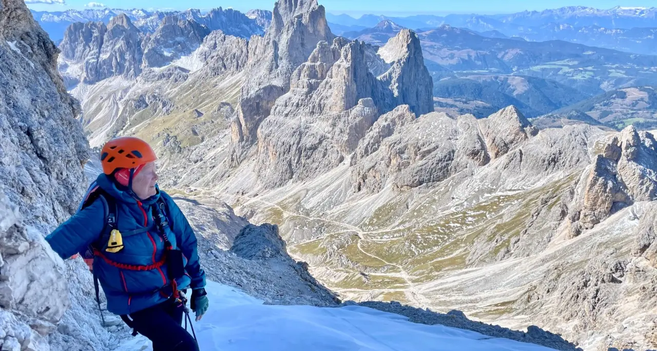 Le guide alpine invitano alla prudenza: «La neve in quota resterà, portare sempre i ramponi»