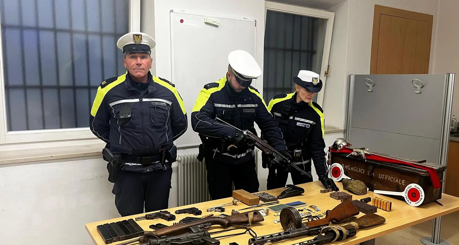 Scoperto un arsenale in un garage di Maia Alta, scattano le indagini