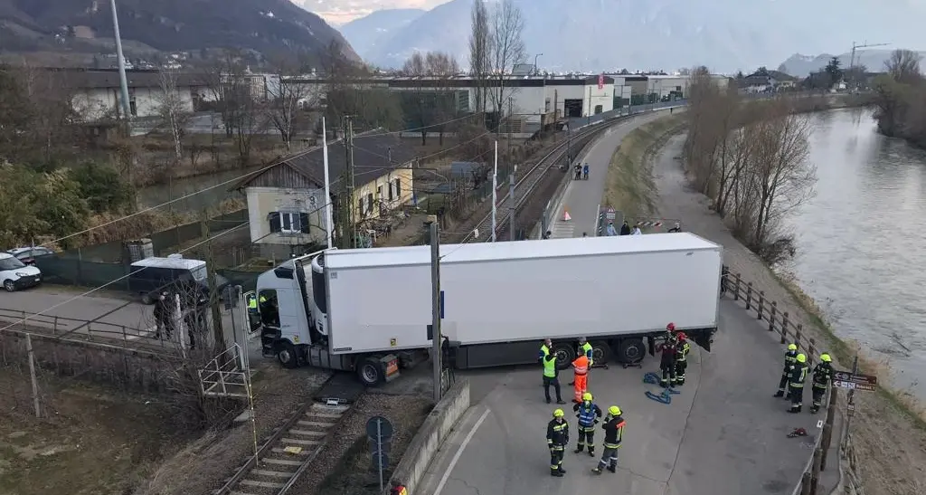 Bolzano, il camion finisce sulla ciclabile e poi sui binari: ferrovia chiusa