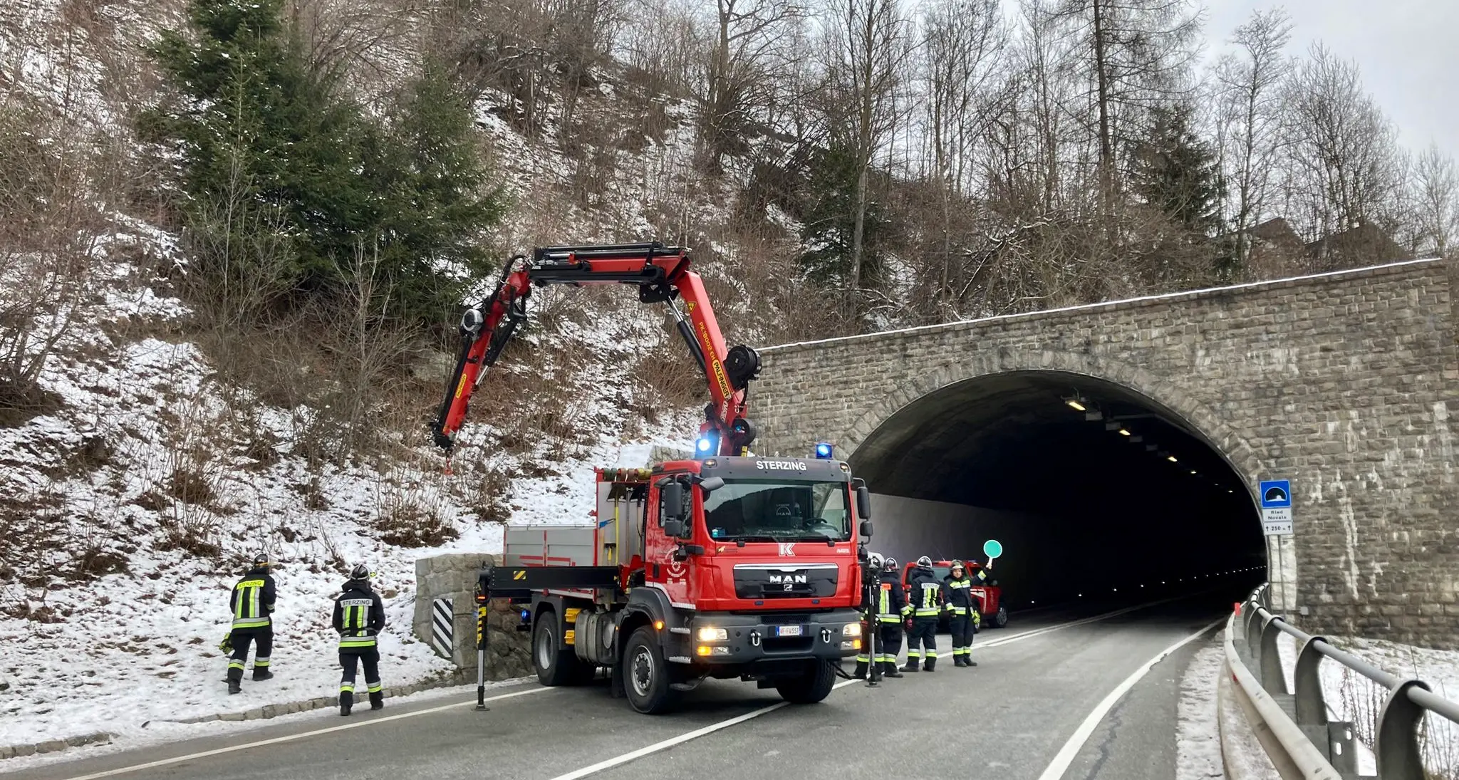 Scontro tra due automobili sulla Statale del Brennero, sul posto soccorsi e autogru