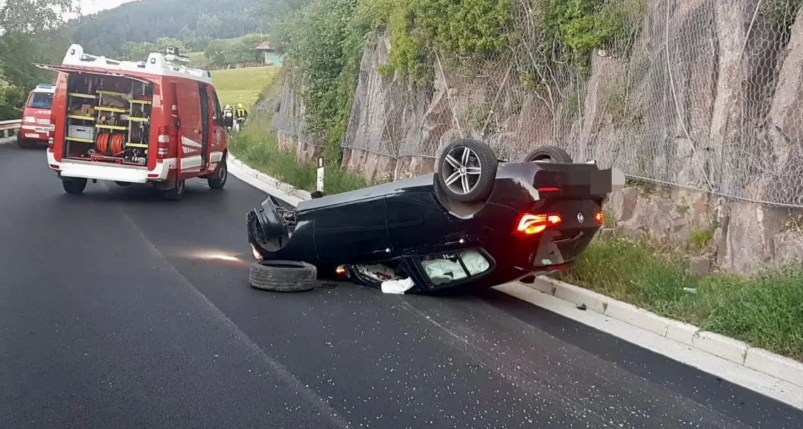 San Genesio, auto capottata all’alba