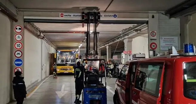Bolzano, autobus urta il portone del parcheggio Centro: uscita bloccata