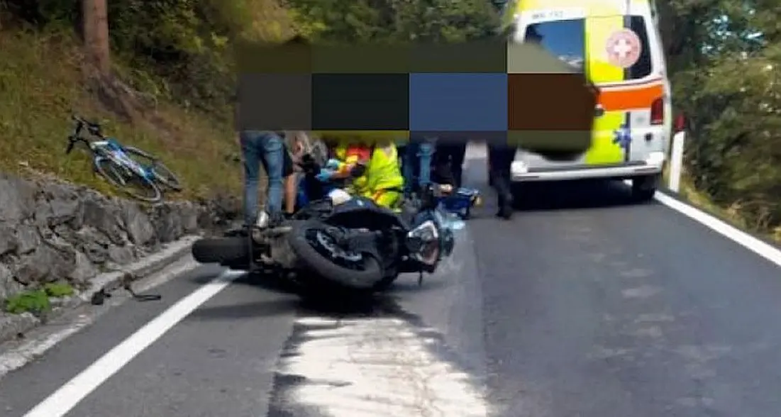 Passo dello Stelvio: motociclista si schianta contro un'auto. E’ grave al San Maurizio