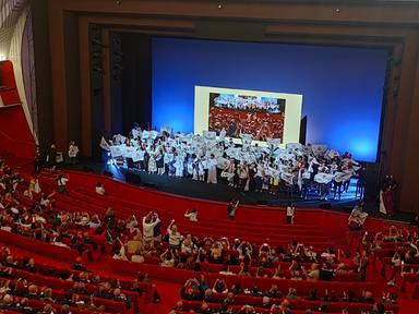 Inno europeo e festa di 120 delegati Slow Food al Regio per Mattarella