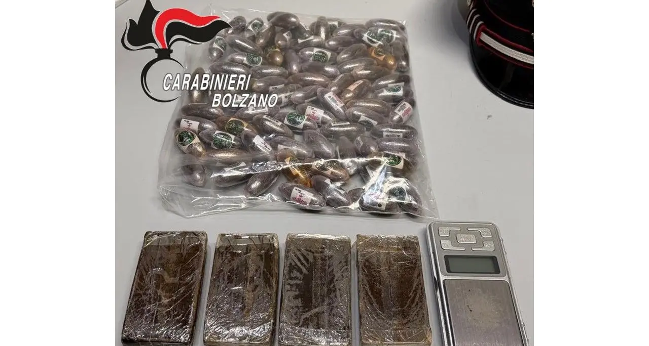 Merano, spaccio in centro storico: arrestato 25enne e sequestrati 1,3 kg di hashish