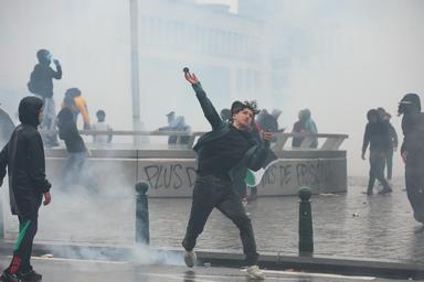 Barricate e sassaiole, scontri tra studenti e polizia a Bruxelles