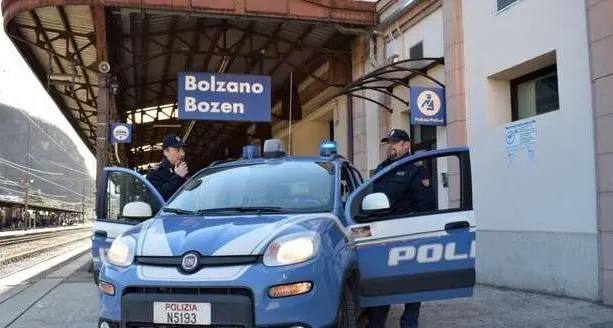 Dai furti di zaini ai viaggiatori senza biglietto che se la prendono con i controllori: superlavoro della Polfer sui treni