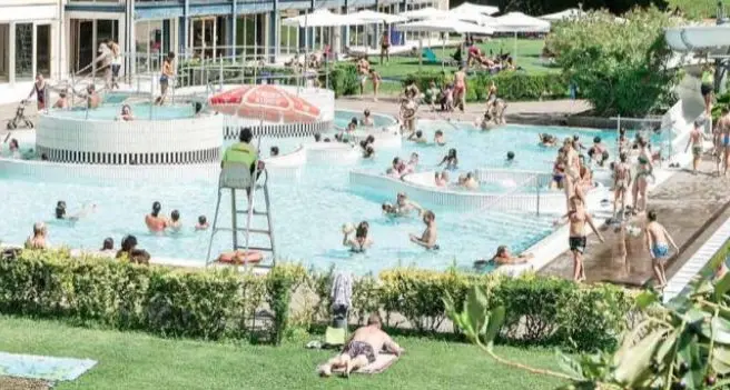 Ultimi giorni al Lido, difficile fermare i “tuffi in mutande”: «Troppi maleducati»
