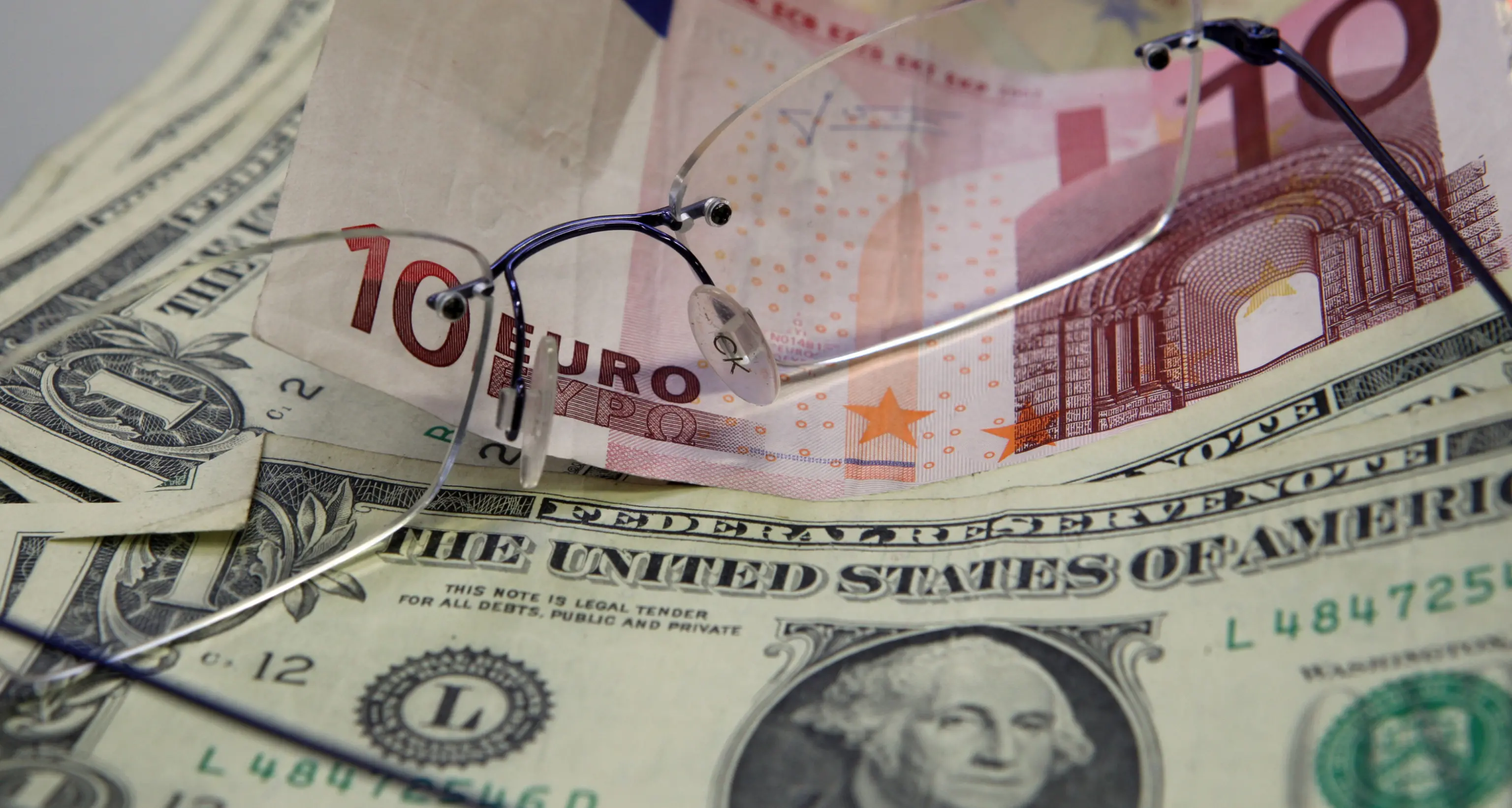 Cambi: il dollaro si rafforza sull'euro e sulla sterlina